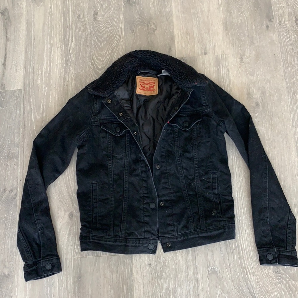 Classic Black Levi’s denim jacket with wool collar